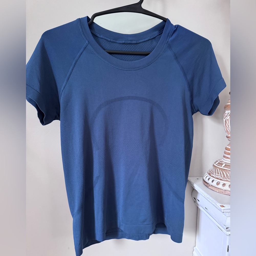 lululemon Swiftly Tech Short Sleeve (Waist Length) – Blue Twill (Size 6)